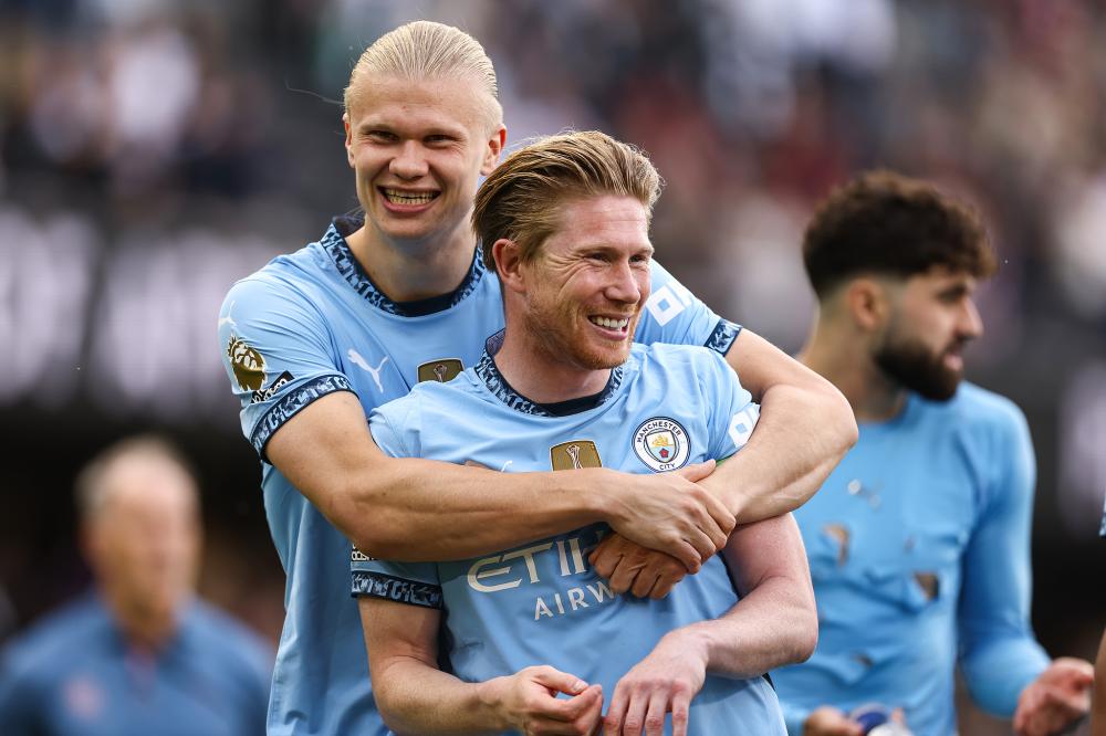 C罗在沙特联赛首秀中上演绝杀，以一记精彩倒钩射门击败对手，助力利雅得胜利领跑积分榜。